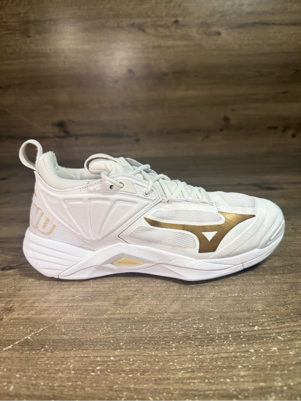 Mizuno Wave Momentum 2 Women's White & Gold Volleyball Athletic Running Shoes 10